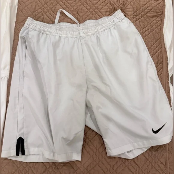Nike Men’s White athletic shorts. Size Med - Picture 1 of 3